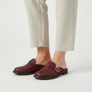 Klapki damskie Armodo, skórzana cholewka naturalna wsuwana konstrukcja z subtelną klamrą odkryta pięta niski stabilny obcas wygodne codzienne wykończ. Fioletowe klapki Armodo, bez wzorów, bez obcasa, na obcasie. Za 359,00 zł.