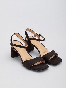 Bellucci Sandały w kolorze czarnym na obcasie rozmiar: 37. Czarne sandały Bellucci, bez wzorów, z otwartym noskiem, bez obcasa, na koturnie, bez zapięcia. Za 86,99 zł.