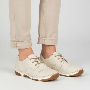 Półbuty damskie Rieker, niska klasyczna forma z wiązaniem elastyczna podeszwa zapewniająca komfort chodzenia, białe, 55920-80. Białe półbuty Rieker, bez wzorów, bez obcasa, na płaskiej podeszwie, bez zapięcia. Za 319,00 zł.