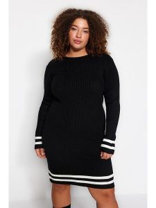 Trendyol Sukienka w kolorze czarnym rozmiar: XXL. Czarne sukienki Trendyol, na co dzień, xxl, bez wzorów, bez kołnierzyka, bez ramiączek, mini, proste. Za 53,17 zł.