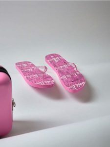Japonki Barbie - różowy. Czerwone klapki Sinsay, bez wzorów, bez obcasa. Za 19,99 zł.