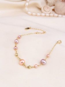 L'Atelier de Gaia Pozłacana bransoletka z perłami rozmiar: onesize. Różowe bransoletki L'Atelier de Gaia, z perłą, pozłacane. Za 60,99 zł.