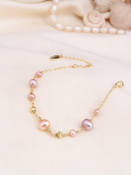 L'Atelier de Gaia Pozłacana bransoletka z perłami rozmiar: onesize. Różowe bransoletki L'Atelier de Gaia, z perłą, pozłacane. Za 100,28 zł.