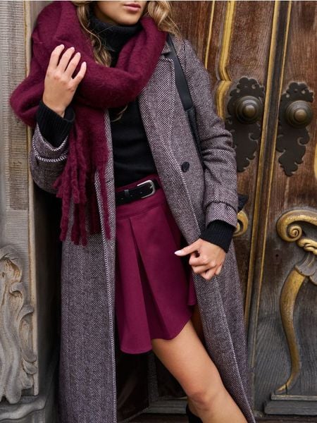 Szalik z frędzlami - bordowy. Czerwone szaliki Sinsay, bez wzorów. Za 35,99 zł.