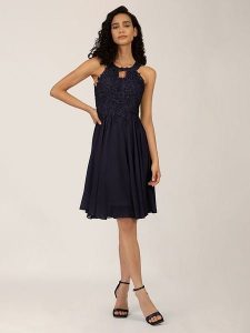 APART Sukienka w kolorze granatowym rozmiar: 38. Niebieskie sukienki Apart, bez wzorów, z koronki, bez kołnierzyka, bez ramiączek, midi. Za 172,49 zł.