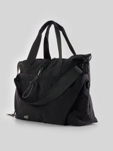 4F Torba sportowa (ok. 16 L) - czarna Uniwersalny. Czarne torby podróżne i sportowe 4f, bez wzorów, z materiału, na ramię. Za 129,99 zł.