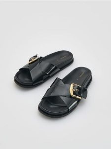 Klapki z klamrą - czarny. Czarne klapki Reserved, bez wzorów, z materiału, bez obcasa. Za 119,99 zł.