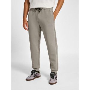 Spodnie do biegania Hummel Tech. Fioletowe szorty Hummel, bez wzorów, z dresówki, sportowe. Za 344,50 zł.