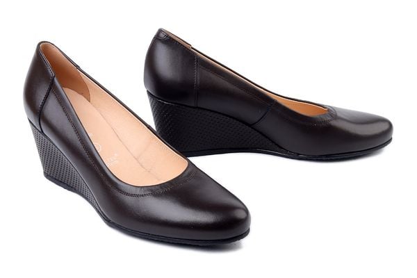 BIOECO BY ARKA 5899 2961+2763 czekolada, czółenka damskie. Brązowe czółenka Bioeco by Arka, bez wzorów, ze skóry, bez obcasa, na koturnie, bez zapięcia. Za 389,90 zł.