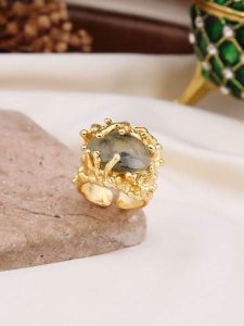 Pierres delicates Pozłacany pierścionek z kamieniem szlachetnym rozmiar: onesize. Szare pierścionki Pierres delicates, pozłacane. Za 39,99 zł.