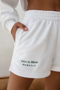 Szorty z dzianiny dresowej z haftem zielonym w kolorze CHEMICAL WHITE - LE PETIT-M. Białe szorty Marsala, bez wzorów, z bawełny, casualowe, z podwyższonym stanem. Za 189,90 zł.