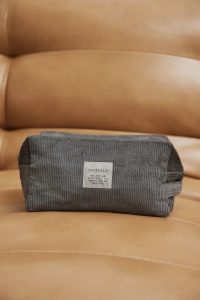 Kosmetyczka ze sztruksu w kolorze GREY -TRAVEL small size-S. Szare kosmetyczki Marsala, bez wzorów, z bawełny. Za 69,90 zł.
