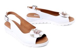 Artiker Relaks 58C3183, sandały damskie. Białe sandały Artiker Relaks, bez wzorów, ze skóry, bez obcasa, na koturnie, bez zapięcia. Za 229,90 zł.