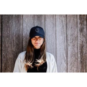 Czapka z daszkiem Kentucky. Niebieskie czapki KENTUCKY HORSEWEAR, bez wzorów, sportowe. Za 130,50 zł.