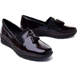 RIEKER 53751-35 red, półbuty/mokasyny damskie. Czerwone półbuty Rieker, bez wzorów, z gumy, bez obcasa, na koturnie, bez zapięcia. Za 299,90 zł.