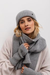 WEŁNIANY SZALIK GILDA SZARY One size - Flawless. Szare szaliki Flawless, bez wzorów, z wełny. Za 246,50 zł.