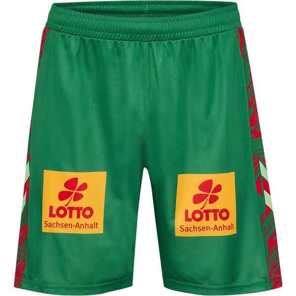 Krótki domowy strój FC Magdeburg 2025/26. Zielone szorty Hummel, bez wzorów, sportowe. Za 221,50 zł.