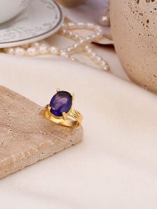 Pierres de Jade Pozłacany pierścionek z cyrkonią rozmiar: onesize. Niebieskie pierścionki Pierres de Jade, z cyrkonią, pozłacane. Za 48,96 zł.