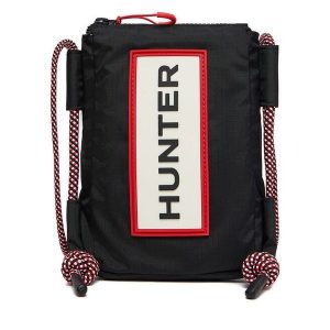 Torebka Hunter. Czarne listonoszki Hunter, bez wzorów, bez dodatków. Za 199,99 zł.
