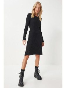 Happiness Istanbul Sukienka w kolorze czarnym rozmiar: S/M. Czarne sukienki Happiness Istanbul, m, bez wzorów, prążkowane, bez kołnierzyka, bez ramiączek, midi. Za 87,61 zł.
