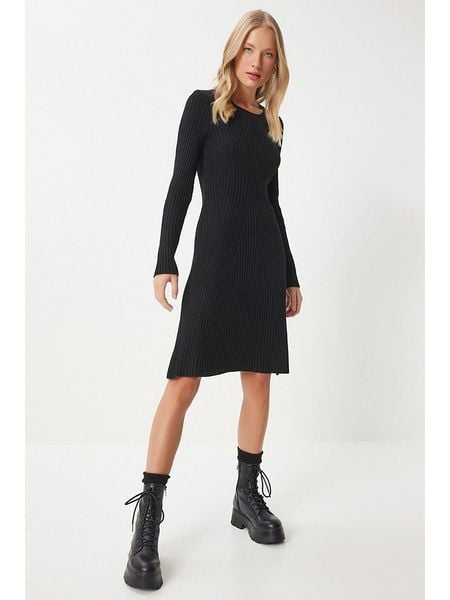 Happiness Istanbul Sukienka w kolorze czarnym rozmiar: S/M. Czarne sukienki Happiness Istanbul, m, bez wzorów, prążkowane, bez kołnierzyka, bez ramiączek, midi. Za 83,42 zł.