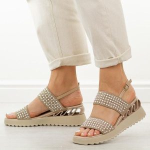 Beżowe skórzane sandały damskie na koturnie DiA 3067. Brązowe sandały DiA, bez wzorów, ze skóry, bez obcasa, na koturnie, bez zapięcia. Za 399,00 zł.