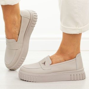 Beżowe skórzane półbuty damskie Vinceza 93218. Brązowe półbuty VINCEZA, na lato, bez wzorów, z jeansu, bez obcasa, bez zapięcia. Za 219,00 zł.