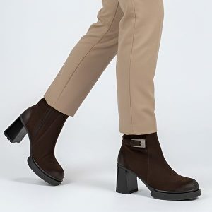 Botki damskie Armodo, ze skóry zamszowej na słupku z okrągłym noskiem i zapinane na suwak, czekolada, 60569-W. Brązowe botki Armodo, bez wzorów, ze skóry, z okrągłym noskiem, bez obcasa, na obcasie, bez zapięcia. Za 429,00 zł.