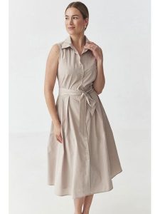 TATUUM Sukienka w kolorze beżowym rozmiar: 36. Brązowe sukienki Tatuum, bez wzorów, z tkaniny, bez kołnierzyka, bez ramiączek, midi. Za 213,69 zł.