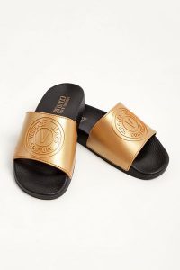 Klapki VERSACE JEANS COUTURE. Klapki Versace Jeans Couture, bez wzorów, z jeansu, bez obcasa. W wyprzedaży za 158,47 zł.