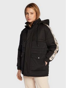 Guess Kurtka zimowa 4G V2BL09 WF330 Czarny Regular Fit. Czarne kurtki Guess, na zimę, l, z aplikacjami, z bawełny, bez kaptura. Za 589,99 zł.