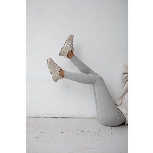 Legginsy damskie z prążkowanej dzianiny w kolorze LIGHT GREY MELANGE - HIPS. Szare legginsy Marsala, bez wzorów, z bawełny. Za 199,90 zł.