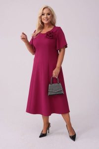 Elegancka sukienka Doris na wesele w kolorze głębokiej fuksji PLUS SIZE XXL. Czerwone sukienki Moda Size Plus Iwanek, na imprezę, plus size, bez wzorów, z elastanu, eleganckie, bez kołnierzyka, plus size, bez ramiączek, midi, rozkloszowane. Za 349,90 zł.
