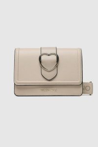 VALENTINO Ecru torebka z sercem sery satchel. Brązowe torebki klasyczne Valentino by Mario Valentino, bez wzorów, bez dodatków. W wyprzedaży za 399,99 zł.