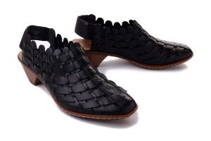 RIEKER 46778-01 black, sandały damskie. Czarne sandały Rieker, w ażurowe wzory, z gumy, bez obcasa, na obcasie, bez zapięcia. Za 237,93 zł.