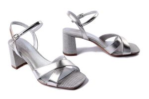 TAMARIS 1-28320-44 957 platinum, sandały damskie. Szare sandały Tamaris, bez wzorów, z gumy, bez obcasa, bez zapięcia. Za 209,93 zł.