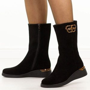 Czarne wyższe skórzane botki damskie Filippo Dbt7207/25. Czarne botki Filippo, na jesień, bez wzorów, z dzianiny, z okrągłym noskiem, bez obcasa, na koturnie, bez zapięcia. Za 349,00 zł.