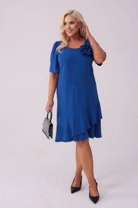 Elegancka szafirowa sukienka Evelyn na wesele PLUS SIZE XXL JESIEŃ. Niebieskie sukienki Moda Size Plus Iwanek, na imprezę, na jesień, plus size, z aplikacjami, z elastanu, eleganckie, bez kołnierzyka, plus size, bez ramiączek, midi. Za 289,90 zł.