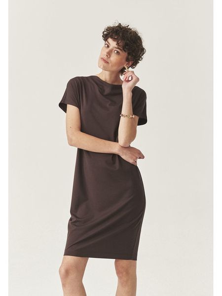 TATUUM Sukienka w kolorze ciemnobrązowym rozmiar: S. Brązowe sukienki Tatuum, na co dzień, s, bez wzorów, bez kołnierzyka, bez ramiączek, midi, proste. Za 148,26 zł.