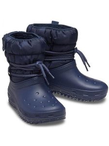 Crocs Kozaki zimowe "Classic Neo Puff" w kolorze granatowym rozmiar: 38/39. Niebieskie kozaki Crocs, na zimę, bez wzorów, bez obcasa, bez zapięcia. Za 298,67 zł.