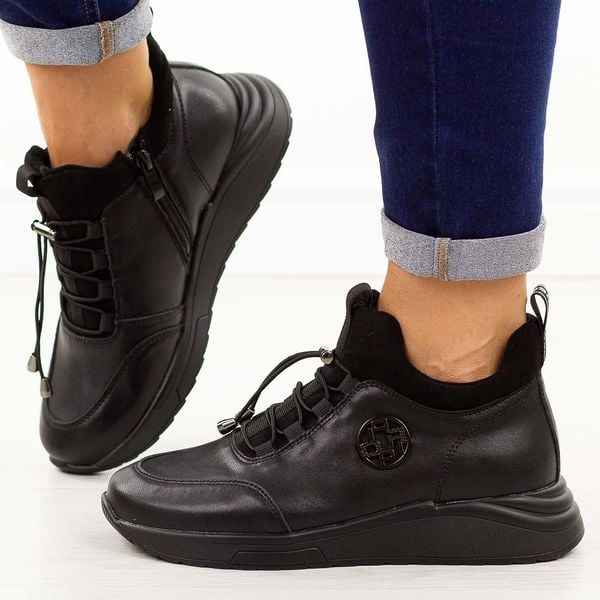 Czarne skórzane botki damskie Filippo Dbt7168/25. Czarne botki Filippo, na jesień, z aplikacjami, z jeansu, z okrągłym noskiem, bez obcasa, na płaskiej podeszwie, bez zapięcia. Za 289,00 zł.