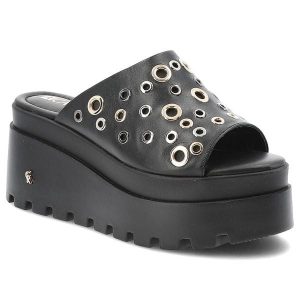 Czarne Klapki Carinii Stylowe Obuwie Damskie Na Platformie. Czarne klapki Carinii, bez wzorów, ze skóry, bez obcasa, na platformie. Za 389,00 zł.