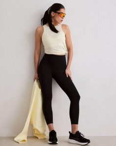 Damskie legginsy biegowe 7/8 wysoki stan, squat proof, kieszenie Le Run czarne. Czarne legginsy AIM'N, bez wzorów, z elastanu, z podwyższonym stanem. Za 381,00 zł.