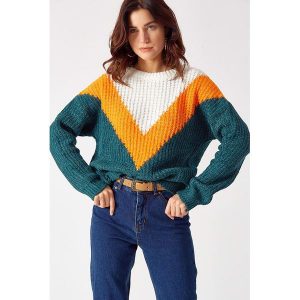 Sweter w kolorze zielono-pomarańczowo-białym. Białe długie swetry marki Robin, z okrągłym kołnierzem. W wyprzedaży za 189,95 zł.