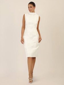 APART Sukienka w kolorze kremowym rozmiar: 34. Brązowe sukienki Apart, bez wzorów, z koronki, bez kołnierzyka, bez ramiączek, midi. Za 369,99 zł.