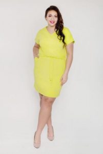 Limonkowa dresowa wiązana sukienka z trokami OVERSIZE PLUS SIZE wiosna lato. Czarne sukienki Moda Size Plus Iwanek, na co dzień, na lato, plus size, bez wzorów, z bawełny, sportowe, bez kołnierzyka, plus size, bez ramiączek, oversize. W wyprzedaży za 119,90 zł.