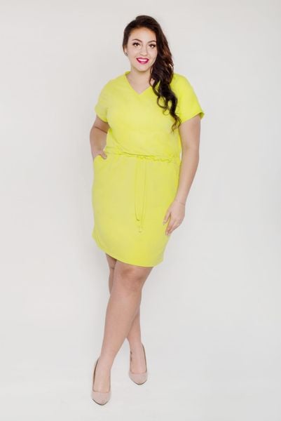 Limonkowa dresowa wiązana sukienka z trokami OVERSIZE PLUS SIZE wiosna lato. Czarne sukienki Moda Size Plus Iwanek, na co dzień, na lato, plus size, bez wzorów, z bawełny, sportowe, bez kołnierzyka, plus size, bez ramiączek, oversize. W wyprzedaży za 69,90 zł.