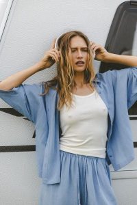 KOSZULA MEL NIEBIESKA S - Flawless. Niebieskie koszule Flawless, s, bez wzorów, z materiału, bez kołnierzyka, bez ramiączek. Za 277,90 zł.
