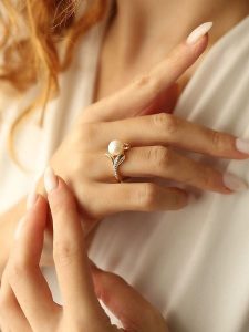 Pierres delicates Pozłacany pierścionek z perłą i cyrkoniami rozmiar: onesize. Białe pierścionki Pierres delicates, z cyrkonią, pozłacane. Za 30,99 zł.