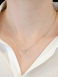 Tamaris Naszyjnik z elementem ozdobnym - dł. 45 cm rozmiar: onesize. Szare naszyjniki Tamaris, z cyrkonią, ze stali. Za 157,73 zł.